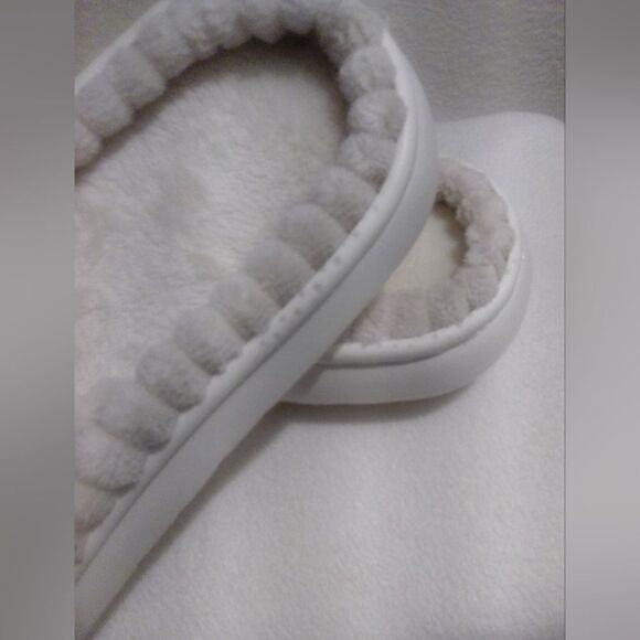 New Women’s Gray Plush Quilted Slippers Size 11-12 - Picture 3 of 4